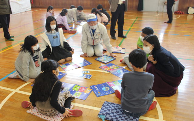 地域の資源循環を促進させるアクティベーションとして、藤沢市中里小学校にて「ごみゼロゲーム」による体験学習を行いました！
