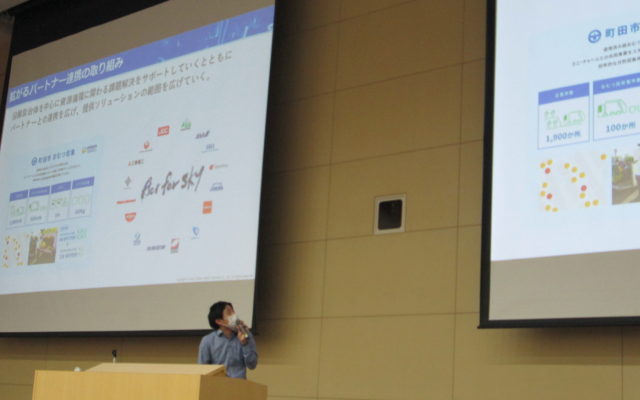 弊社社員が専修大学の学生に向け、「地域と共生する小田急グループのCSRと事業戦略」をテーマとして「WOOMS」を紹介しました。
